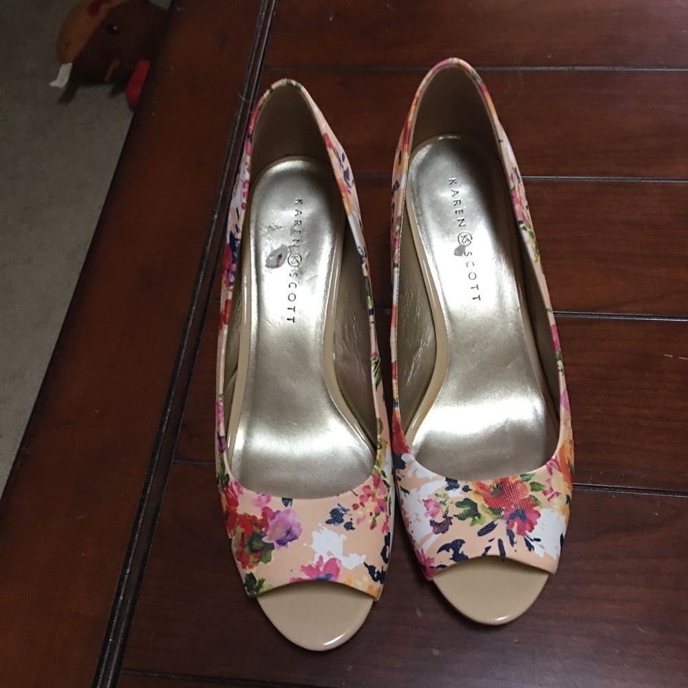 Floral print open toe shoes by Karen Scott